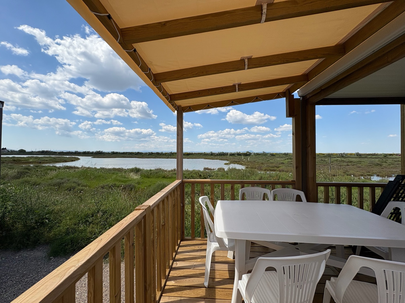 Terrasse d'un mobil-home Flamant Rose donnant sur l'étang