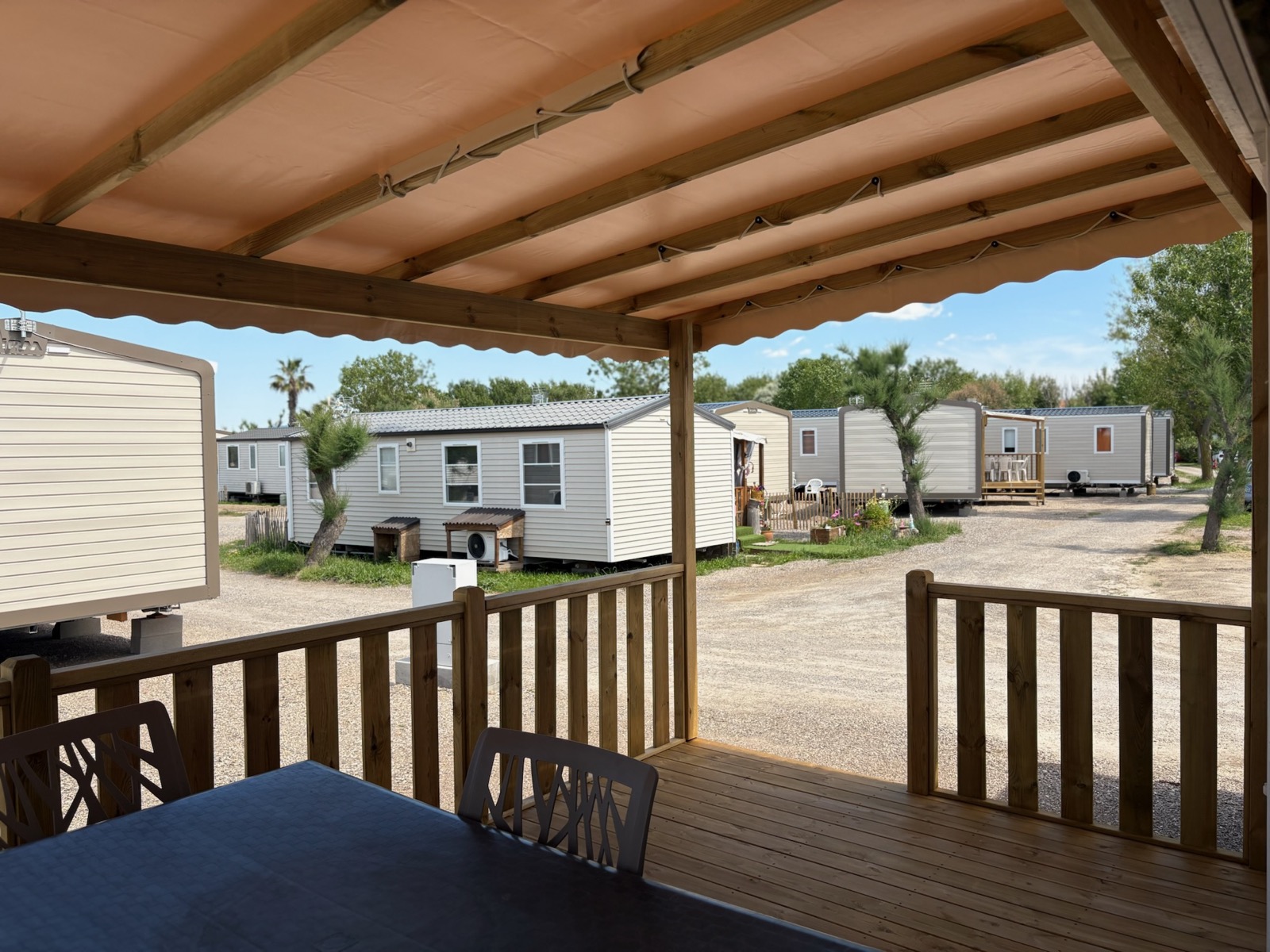 Terrasse d'un mobil-home du camping