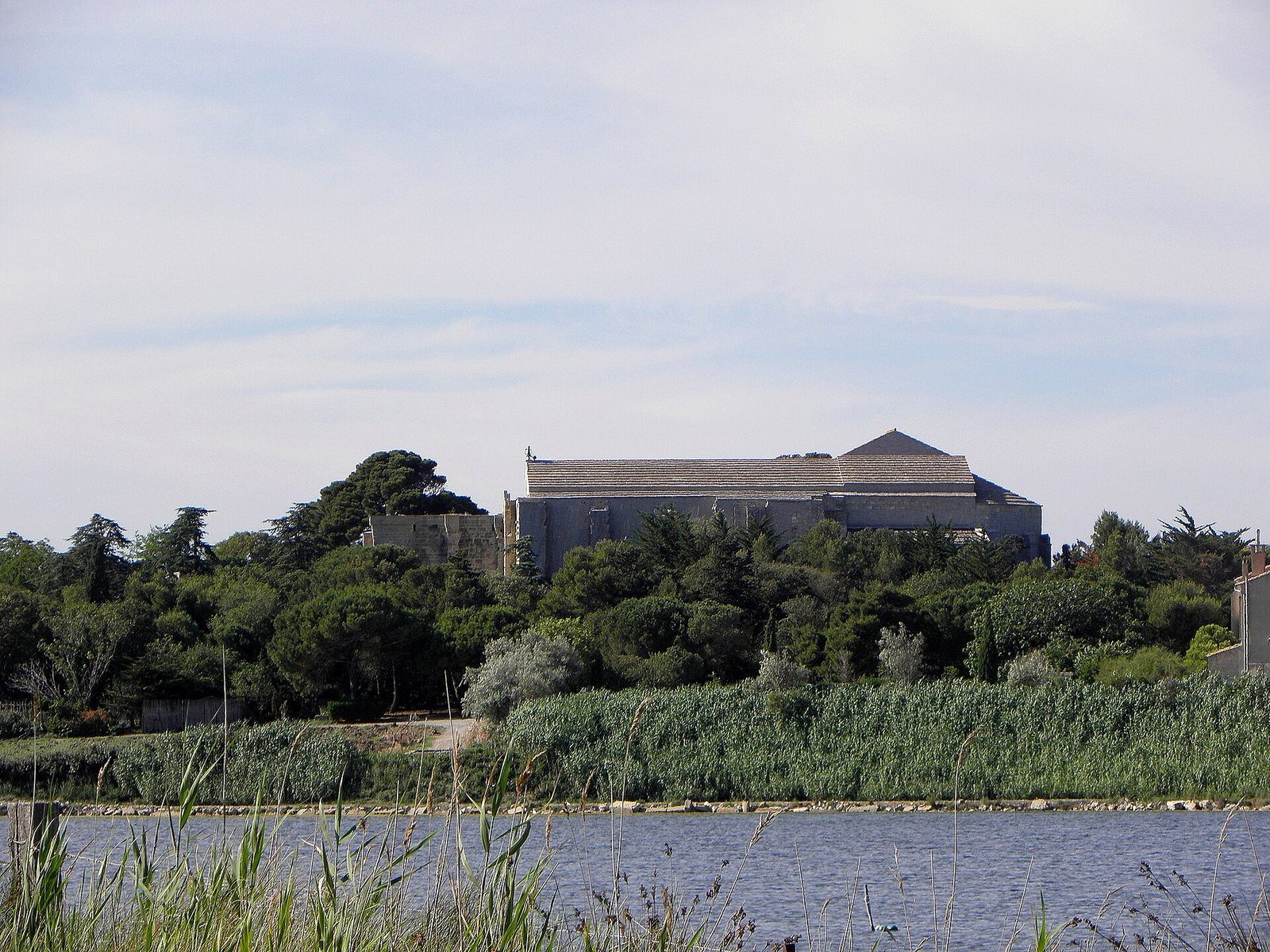 La cathédrale de Maguelone au bord de l'étang